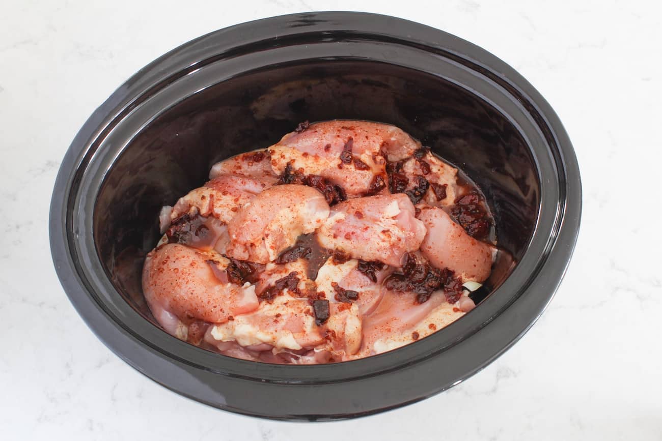 chicken thighs in slow cooker with sauce
